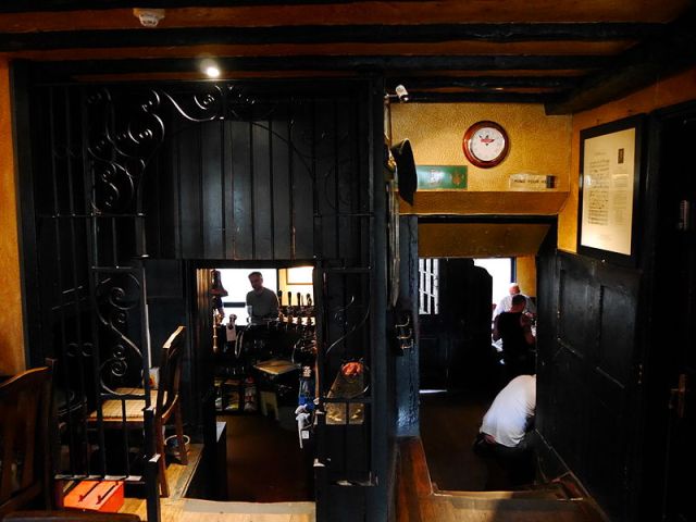 Vy ner mot den lilla baren. Foto: Edwardx - Wikipedia