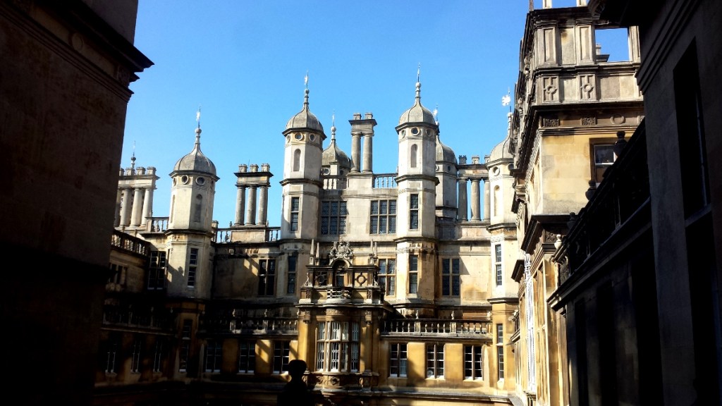 Utsikt över en innergård.