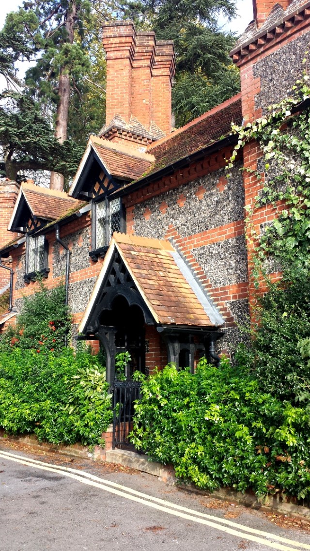 Oemotståndlig stuga vid Themsens strand.