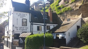 Inklämt vid bergets fot