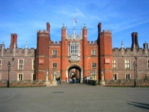 Redan entrén till Hampton Court Palace är magnifik