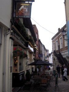 Ljust och med vyer ut mot den livliga gatan