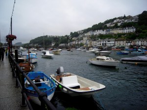 Högvatten med stenbron i bakgrunden.