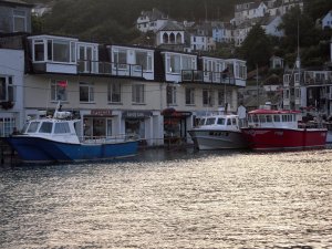 Båtarna flyter in till optikern. Högvatten i Looe.