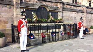 Krigsmonumentet extra fint med georgianska soldater