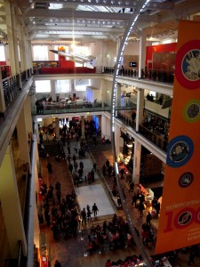 Den stora hallen med sina gallerier. Folktomt sa jag aldrig...