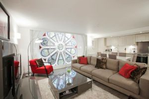 Lite MIllennium Falcon över det.