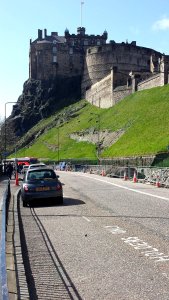 Slottets baksida ner mot pubarna på Grassmarket