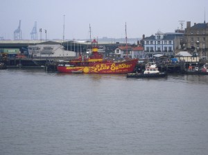 Halfpenny Pier och hamnen.
