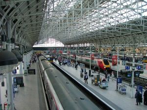 Manchester_Piccadilly_railway_station_from_the_footbridge