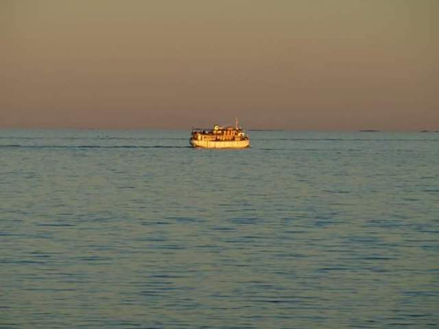 Semesterkväll i mitt älskade Sörmland där kanalbåtarna tuffar förbi.