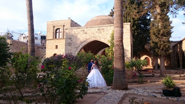 Bröllopspar i klosterträdgården
