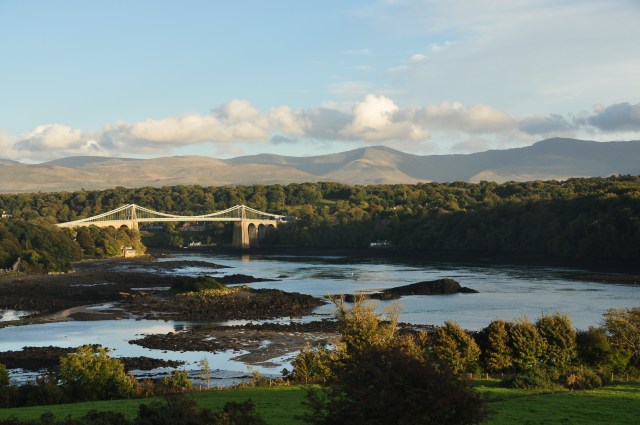 Vy tillbaka mot Snowdonia från Anglesey